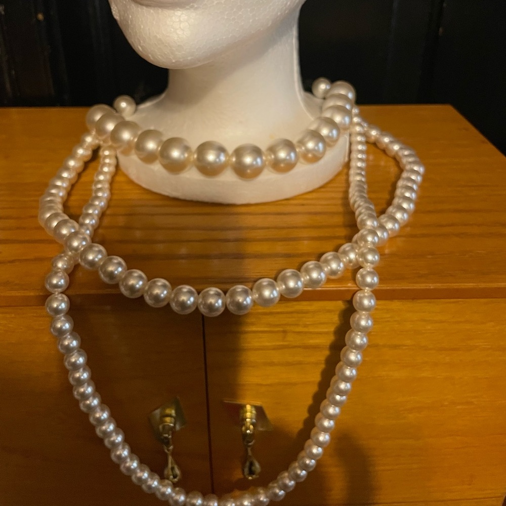 Tri string pearl necklace
